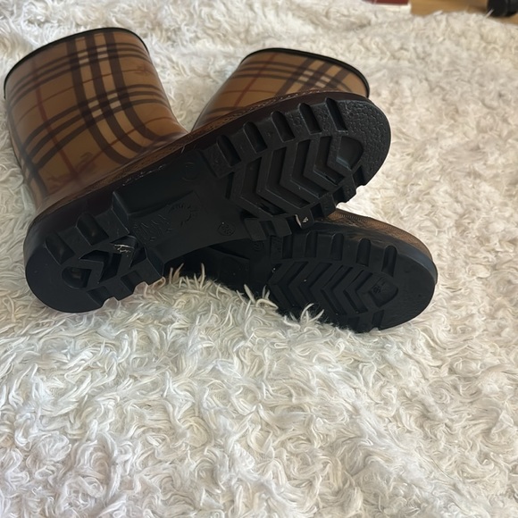 Burberry Rainboots Sz 38. In very good condition! Only worn a handful of times. - Picture 8 of 10